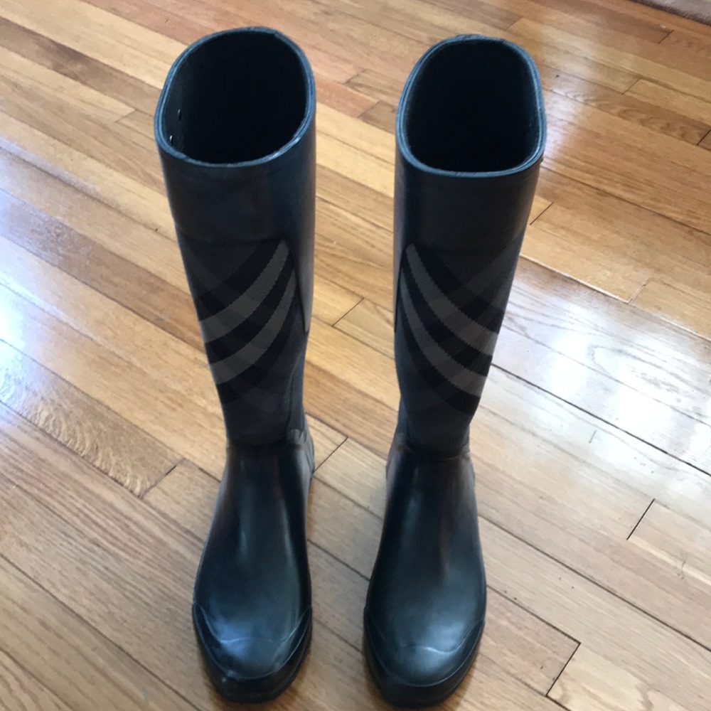 Price drop 10%!!!  Burberry clemence rain boots